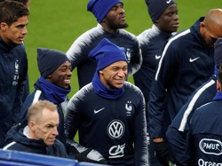 Kylian Mbappe melakukan pemanasan jelang duel kontra Uruguay di Stade de France, Rabu (21/11/2018) dini hari WIB tadi. (Charles Platiau/Reuters)