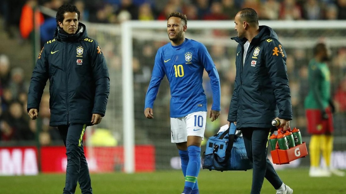 Neymar mengalami cedera saat Brasil menghadapi Kamerun dalam laga persahabatan (Foto: Action Images via Reuters/Andrew Boyers)