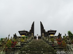 Pura Besakih Dipercantik, Peletakan Batu Pertama oleh Megawati