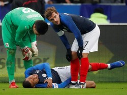Kiper Uruguay Martin Campana dan Antoine Griezmann sampai harus menghampiri Mbappe untuk melihat seberapa parah cederanya. (Charles Platiau/Reuters)