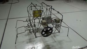 Penyandang Disabilitas Ini Bikin Robot Unik dari Barang Bekas
