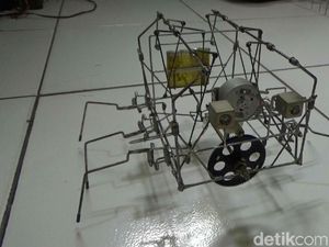 Penyandang Disabilitas Ini Bikin Robot Unik dari Barang Bekas