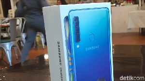 Unboxing Galaxy A9, Kamera Belakangnya Terbanyak di Dunia