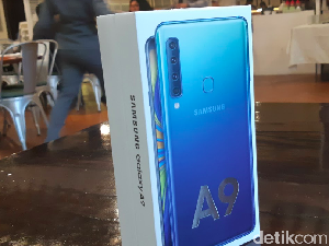 Unboxing Galaxy A9, Kamera Belakangnya Terbanyak di Dunia