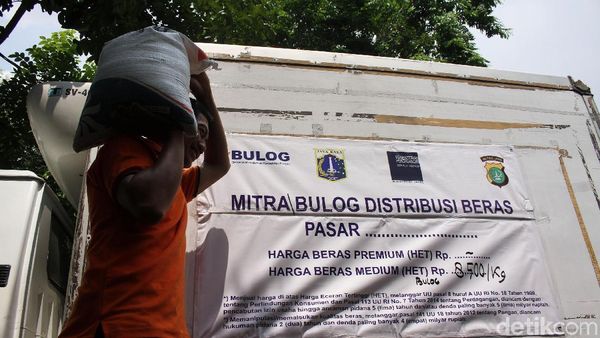 Bulog Gelar Lapak di Pasar Tomang Barat