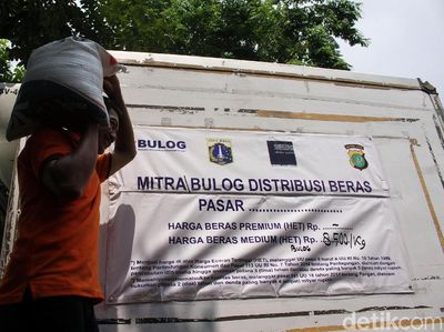 Bulog Gelar Lapak di Pasar Tomang Barat