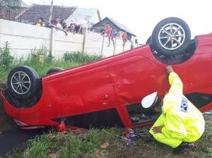 Mobil Terguling di Tol Soroja, 1 Orang Terluka