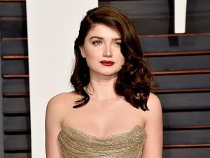 Cantiknya Eve Hewson, Putri Bono U2 yang Jadi Bintang Robin Hood 2018 Cantiknya Eve Hewson, Putri Bono U2 yang Jadi Bintang Robin Hood 2018
