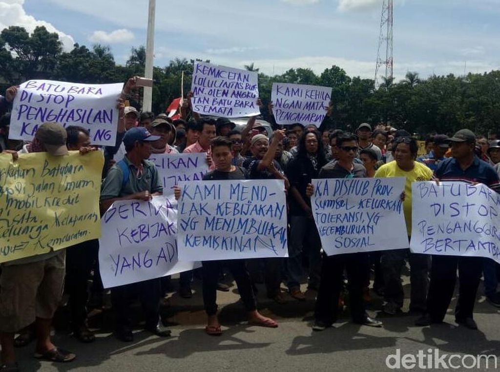Sopir Truk Batu Bara Bertahan di Kantor Gubernur Sumsel Sopir Truk Batu Bara Bertahan di Kantor Gubernur Sumsel
