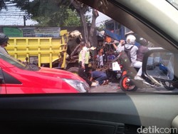 Macet Parah Ciputat-Pasar Jumat Gegara Truk Tabrak Pohon