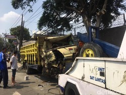 Truk Tabrak Pohon di Pasar Jumat Dievakuasi, Sopir Sempat Terjepit