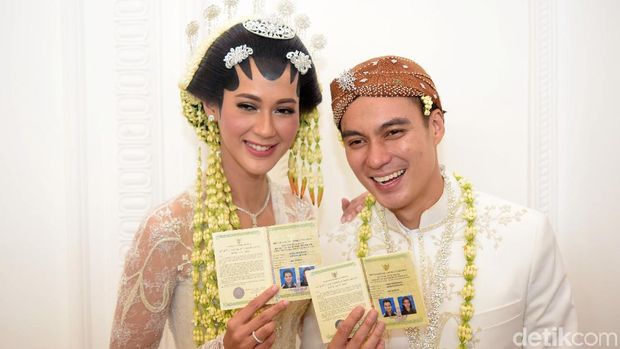 Baim Wong dan Paula Verhoeven saat ditemui usai akad nikah di gedung Tribrata.