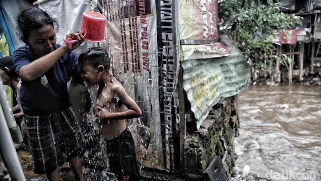 Potret Mengenaskan Sanitasi Warga Bantaran Kali Ciliwung