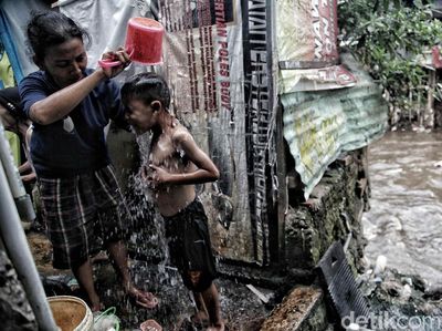 Potret Mengenaskan Sanitasi Warga Bantaran Kali Ciliwung