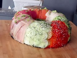 Begini Tahapan Membuat Donat Sushi Raksasa