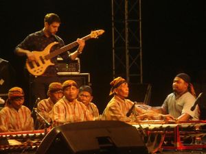 Terpukau Kolaborasi Musik Jazz dan Calung Banyumasan di kaki Gunung Slamet