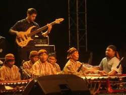 Terpukau Kolaborasi Musik Jazz dan Calung Banyumasan di kaki Gunung Slamet