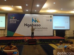 Paksa Anak Jalan Kaki ke Sekolah, Ridwan Kamil Luncurkan Ngabaso