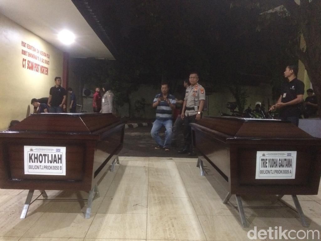 2 Jenazah Korban Lion Air PK-LQP Diserahkan ke Keluarga 2 Jenazah Korban Lion Air PK-LQP Diserahkan ke Keluarga