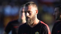 Terakhir kali AS Roma memenangi Scudetto pada 2000/01. Daniele de Rossi ketika itu masih berusia 17 tahun dan baru membuat debutnya beberapa bulan setelah kesukesan itu. Sejak saat itu, 17 tahun telah berlalu dan De Rossi, yang pernah menjadi pemain terbaik Serie A 2009, membantu Roma finis delapan kali runner-up.  Foto: Paolo Bruno/Getty Images