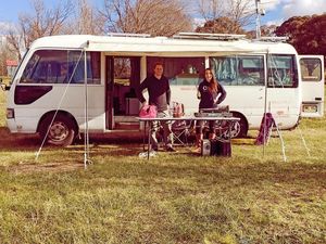 Tinggal di Bus Selama Setahun, Pasangan Ini Kini Bisa Beli Rumah