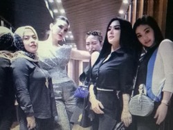 Reino Barack Coba Lihat Foto Ini! Luna Maya dan Syahrini Itu Temenan