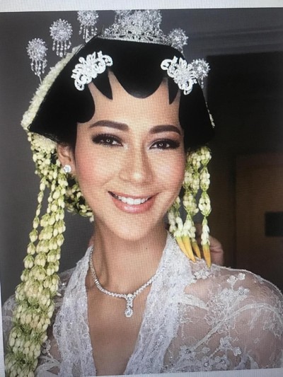 Paula Verhouven pakai paes Jawa ketika komitmen nikah. Foto: Istimewa Paula Verhouven pakai paes Jawa ketika komitmen nikah. Foto: Istimewa