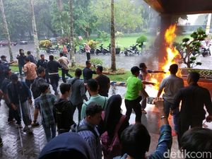 Unjuk Rasa soal Beasiswa Bidikmisi, Mahasiswa Unej Sempat Bakar Ban