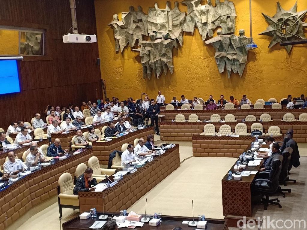 Komisi V DPR Raker dengan Menhub Bahas Jatuhnya Lion Air PK-LQP Komisi V DPR Raker dengan Menhub Bahas Jatuhnya Lion Air PK-LQP