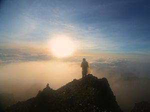 Menyambut Fajar Pertama di Puncak Rinjani Menyambut Fajar Pertama di Puncak Rinjani