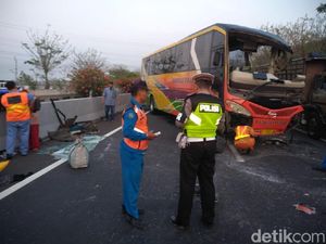 Bus Rajawali Vs Truk Tronton di Tol Gresik, Satu Orang Tewas