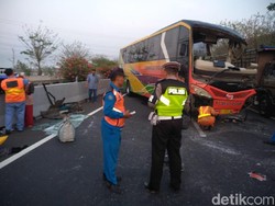 Bus Rajawali Vs Truk Tronton di Tol Gresik, Satu Orang Tewas