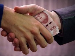 Kisah Pengusaha Baik Hati Hadiahkan Uang Hingga AC untuk Tetangga Sekampung