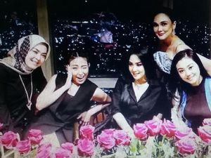 Intip Lagi Kenangan Makan Malam Syahrini Bareng Reino-Luna Maya Intip Lagi Kenangan Makan Malam Syahrini Bareng Reino-Luna Maya