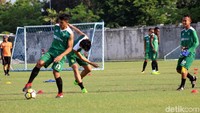 Sebelumnya, Persebaya sukses memetik lima kemenangan dari enam pertandingan terakhir yang berat. Dari enam laga itu, Persebaya mampu menang atas Madura United, Persib Bandung, Persija Jakarta, PSM Makassar, dan Bali United, dengan cuma kalah dari Persipura Jayapura.
