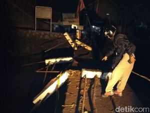 Sungai Meluap, Pegangan Jembatan di Bandung Ambruk Sungai Meluap, Pegangan Jembatan di Bandung Ambruk