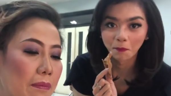 Ketika Presenter Kondang, Rosianna Silalahi Makan sate Kulit Ayam dan Ngopi