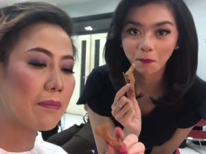 Ketika Presenter Kondang, Rosianna Silalahi Makan sate Kulit Ayam dan Ngopi