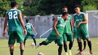 Para pemain Persebaya menggelar latihan ringan.