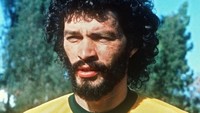 Socrates pernah terpilih sebagai Pemain Amerika Selatan Terbaik 1983, dan masuk dalam tim terbaik FIFA 1982. Di luar Brasil, Socrates hanya pernah bermain untuk Fiorentina selama semusim yang finis kesembilan di 1984/85. Foto: Jorge Duran/AFP