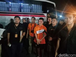 Rekonstruksi Pembunuhan Satu Keluarga di Garut Jadi Tontonan Warga Rekonstruksi Pembunuhan Satu Keluarga di Garut Jadi Tontonan Warga