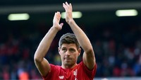Nasib Steven Gerrard serupa dengan Carragher. Eks kapten Liverpool itu langganan masuk dalam skuat terbaik PFA. Gerrard pernah menyabet penghargaan pemain terbaik PFA dan finis ketiga di Ballon dOr 2005. Gerrard nyaris saja membawa Liverpool juara di 2013/14, andai insiden terpeleset itu tidak terjadi... Foto: Stu Forster/Getty Images