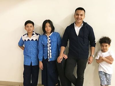 6 Gaya Kompak Sahrul Gunawan Bersama Anak-anak