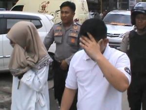 Pria Beristri-Mahasiswi yang Mesum di Mobil Kena Wajib Lapor Pria Beristri-Mahasiswi yang Mesum di Mobil Kena Wajib Lapor