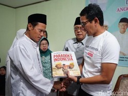 Kunjungi UKM Disabilitas, Sandi Berikan Buku Prabowo Versi Braille
