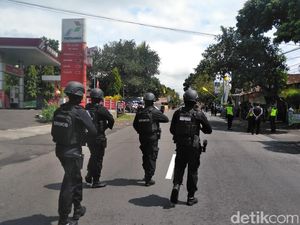 Polisi Rekonstruksi Penyergapan Teroris, Jalan Kaliurang Ditutup Polisi Rekonstruksi Penyergapan Teroris, Jalan Kaliurang Ditutup
