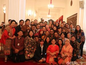 Momen Iriana Jokowi Bersimpuh Saat Foto Bareng di Istana