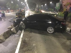 Camry Tabrak Separator Busway di Rawamangun