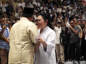 Mesra-mesraan Prabowo-Titiek di Depan Relawan