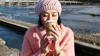 Pose Cantik Selebgram Andra Alodita Saat Mencicip Kopi Favorit